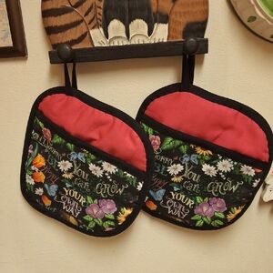 Floral Pot Holders with Black Trim